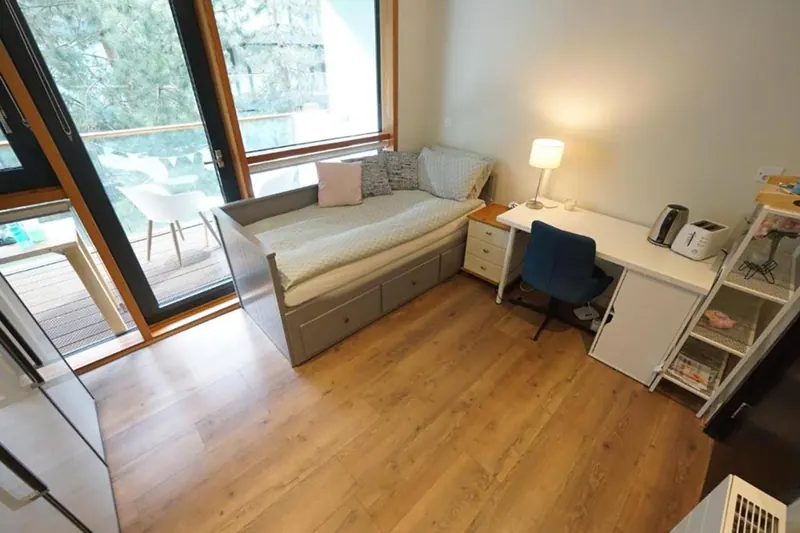 Double-bed room with balcony and work desk in Sandyford Dublin